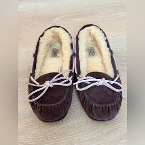 Vintage UGG Dakota Shearling Moccasin Slippers Brown Suede Bow Women’s 9